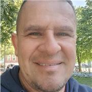 Soy una persona muy profesional en lo que hago y enseño a personas que le temen al agua .